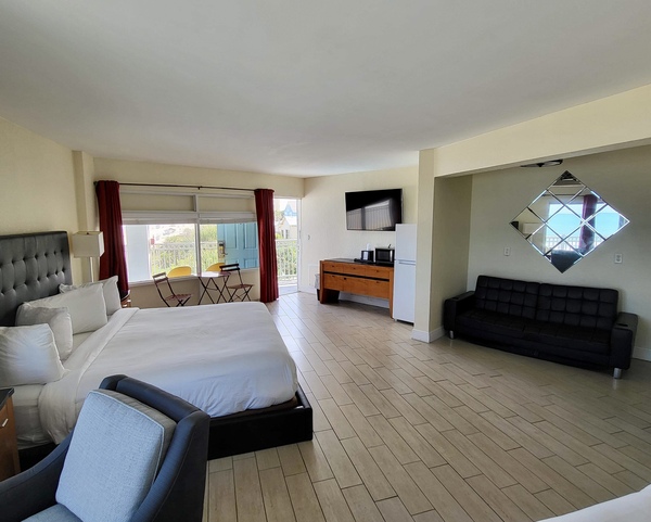 King Oceanfront Suite with Kitchen Photo 7