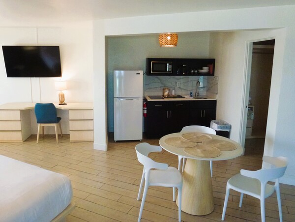 King Oceanfront Suite with Kitchen Photo 2
