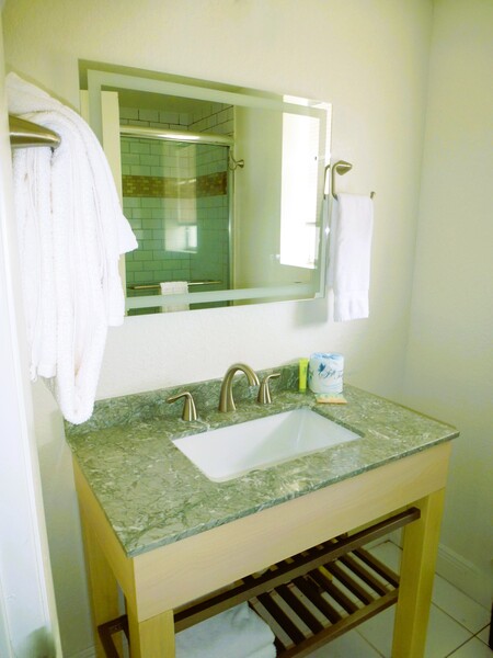 King Oceanfront Suite with Kitchen Photo 4